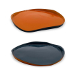 Ensemble de 2 assiettes en verre. Couleur orange et marine.
