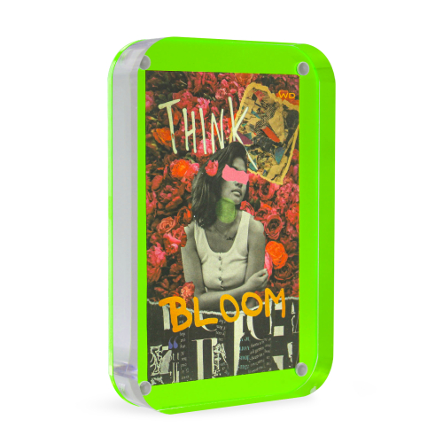 Cornice in acrilico con chiusura magnetica. Colore Verde. Dimensioni 10X15X2cm.